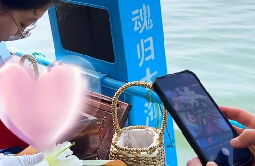 三亚市张先生夫妇进行骨灰海撒仪式