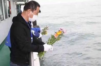 天津渤海湾张先生亲手撒母亲的骨灰