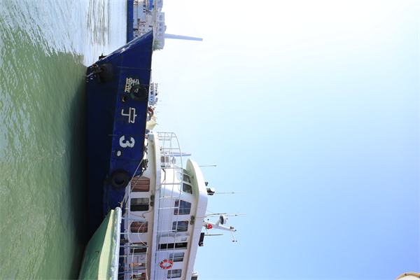 人死后骨灰撒到大海里好吗图片-1