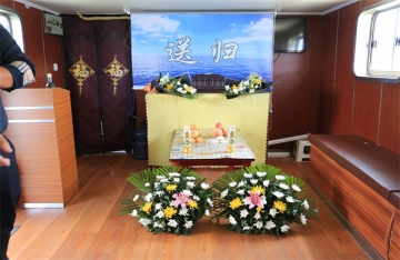 把亲人的骨灰撒在大海