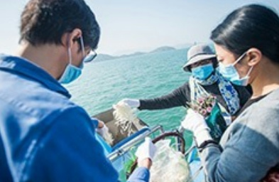 三亚市张先生夫妇进行骨灰海撒仪式